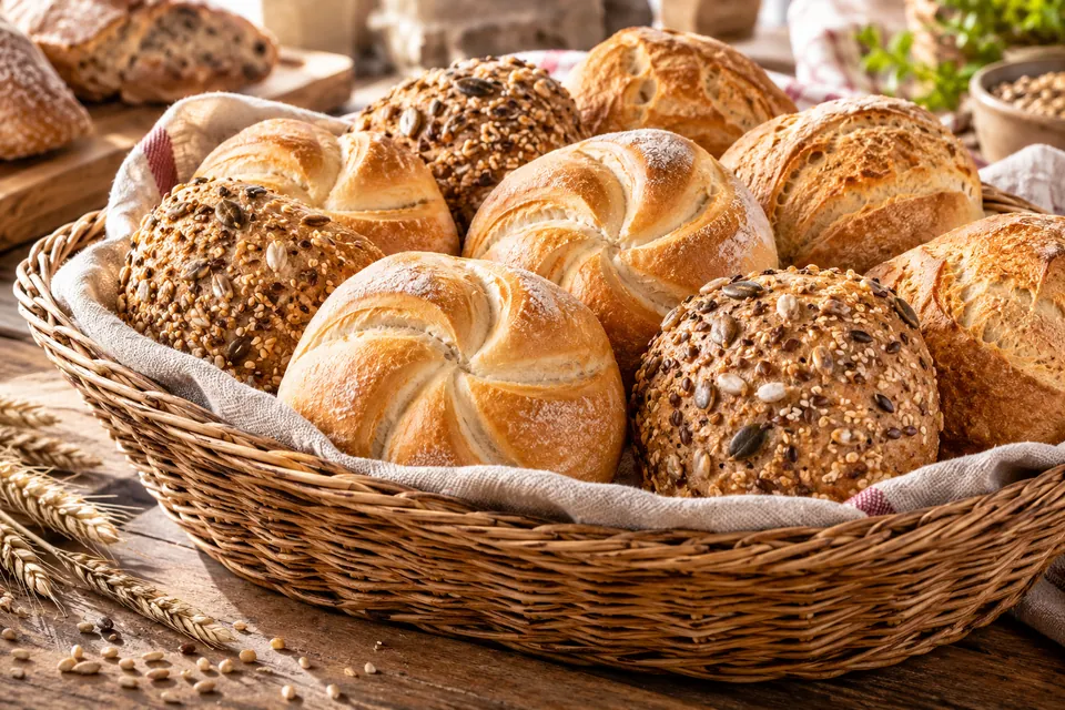Sonntagsfrühstück mit Brötchen und Ei