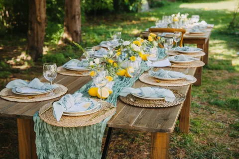 Gedeckte Tafel im Freien