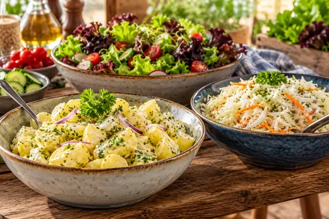 Kartoffelsalat, Krautsalat und grüner Salat